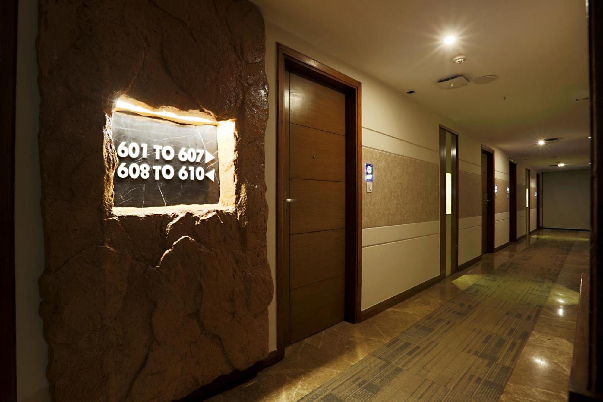 West End Igi Delhi Airport Hotel 4*